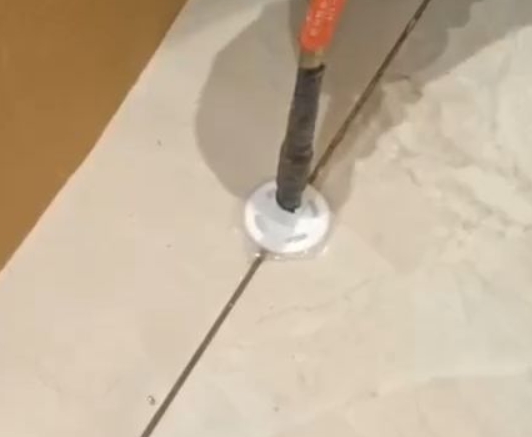 滁州瓷砖空鼓维修公司专业解答瓷砖在铺贴过程中，如果没有涂抹均匀到位的粘结材料（如水泥砂浆或瓷砖胶），可能会导致以下问题